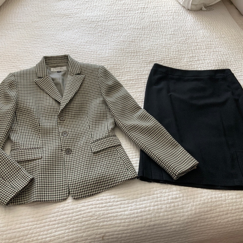 Women’s Suit Size 4 Tahari, Jacket is Black, Green, Tan Skirt is black